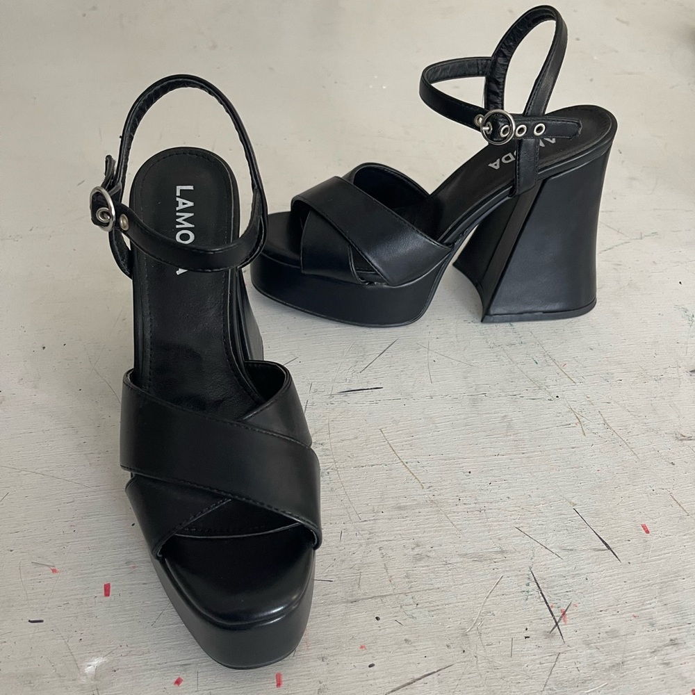 LAMODA flared heel platform sandal in black, size: 6